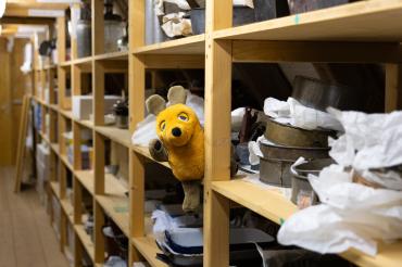 Die Maus zeigt den Kindern das Depot.