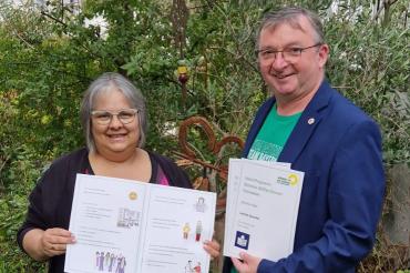 Das Bild zeigt die Bezirksräte Heidi Terpoorten und Albert Riedelsheimer.