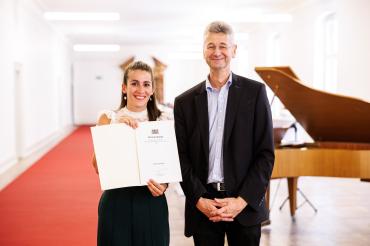 Das Bild zeigt die Absolventenehrung