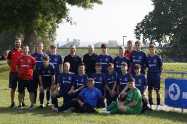 Das Bild zeigt die B-Jugend des TSV Oettingen mit ihren neuen Trikots.