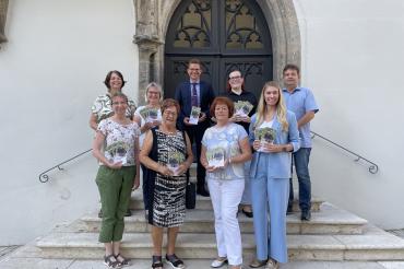 v. l. u.): Claudia Keil (Diakonie Donau-Ries gGmbH), Elisabeth Strauß (1. Vorsitzende, Seniorenbeirat Nördlingen), Angelika Schäfer (Einrichtungsleiterin St. Vinzenz), Helena Ott (Leiterin Hauptverwaltung, Stadt Nördlingen),  (v. l. o.) Helga Eger-Geiger (Diakonie Donau-Ries gGmbH), Christa Müller (Evang. Bildungswerk Donau-Ries), Oberbürgermeister David Wittner, Stefanie Wörrle (Stellvertretende Schulleiterin der Liselotte-Nold-Schule), Diakon Michael Jahnz (Ev. – Luth. Kirchengemeinde Nördlingen).