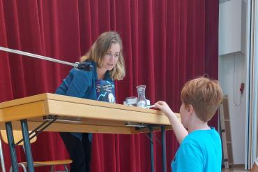 Stepha Quitterer signierte im Anschluss an die Lesung auch die Bücher interessierter Schülerinnen und Schüler.