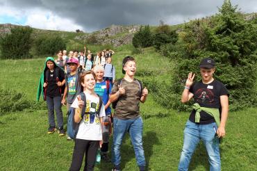 Das Bild zeigt eine Wanderung beim Sommerferienprogramm