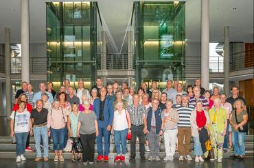 Das Bild zeigt eine Besuchergruppe von Christoph Schmid