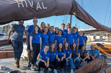 Leinen los für Wissen und Teamgeist: Bei der Studienfahrt „Segeln auf dem Ijsselmeer 2023“ setzten 19 Elftklässerinnen und Elftklässler des Theodor-Heuss-Gymnasiums Nördlingen die Segel nicht nur, um ihre Kenntnisse an Deck zu erweitern. 