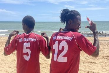 Das Bild zeigt VfB Oberndorf Trikots im Senegal