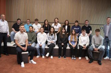 Das Bild zeigt die 14 Auszubildende und die zwei duale Studenten zusammen mit  Geschäftsführer Volker Baumgärtner (Eisen-Fischer) und Axel Herrmann (MCT).