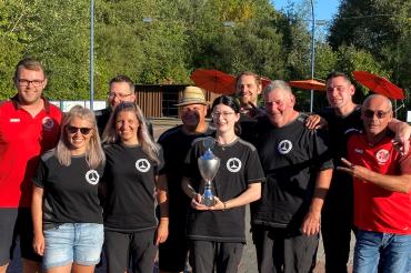 Das Bild zeigt die siegreiche Mannschaft von Binswangen/Höchstadt mit dem Wanderpokal eingerahmt vom 1. Vorstand Stefan Kleinle sowie 2. Vorstand Alfred Zinsmeister der Bäumenheimer Stockfreunde