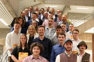 Stolz präsentieren die Schreinerinnen und Schreiner aus Nordschwaben zusammen mit den Ehrengästen ihre Gesellenbriefe.