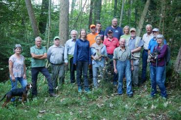 Das Bild zeigt Teilnehmende der Waldbegehung und MdL Eva Lettenbauer (5. Von links). 