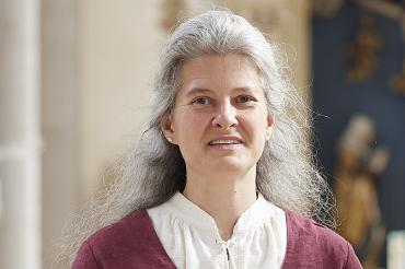 Das Bild zeigt Carmen Bleicher mit ihrer Blockflöte.