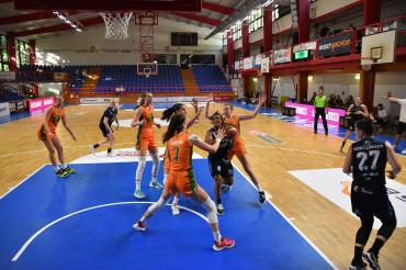 Das Bild zeigt Brandi Beasley im Zug zum Korb.