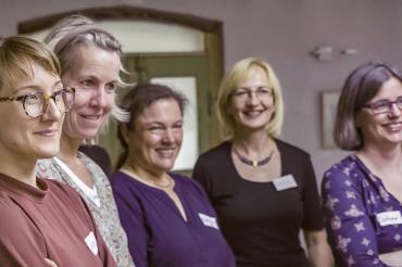 Das Bild zeigt "Frauen aufs Podium"
