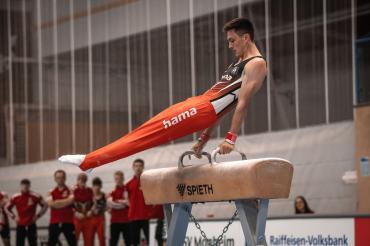 Das Bild zeigt Julius Mayser beim Turnen