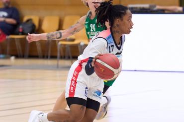 Das Bild zeigt Brandi Beasley beim dribblen