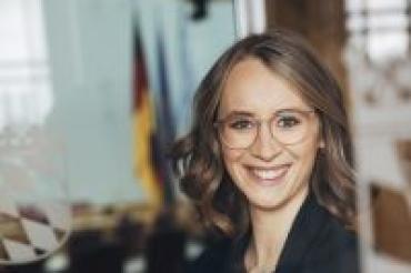 Das Bild zeigt Eva Lettenbauer