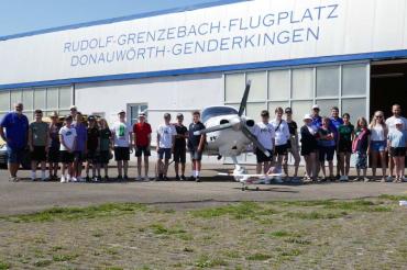 Auch dieses Jahr beteiligte sich Alfred Rehberger mit seinem Team der Motorflugsportgruppe Donauwörth-Genderkingen am Ferienprogramm der Stadt Rain. Das Programm beinhaltete eine Führung über den Flugplatz und Erklärungen zur Funktion der Flugzeuge. Höhepunkt war ein kleiner Rundflug über die Heimat mit anschließender Brotzeit.