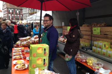 Das Bild zeigt den Apfelmarkt in Oettingen