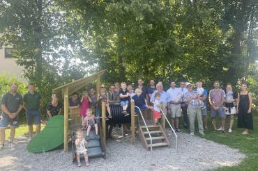 Eltern und Kinder freuen sich über die neuen Spielgeräte. 
