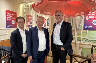 Manfred Seel, MdB Dietmar Bartsch und Bezirkstagsabgeordneter Frederik Hintermayr. 