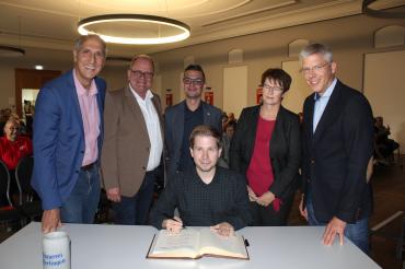Generalsekretär der SPD, Kevin Kühnert, durfte sich ins das goldene Buch der Stadt Mertingen eintragen. Auf dem Bild zu sehen (von links): MdB Christoph Schmid, Landtagskandidat der SPD, Georg Widemann, SPD Generalsekretär Kevin Kühnert, Bezirkstagskandidatin der SPD, Claudia Müller und Bürgermeister Mertingen, Veit Meggle. 