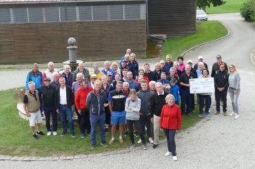 Das Bild zeigt die Teilnehmer des Benefiz Golfturniers im Innenhof des Golfclubs