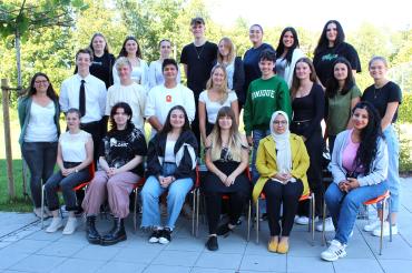 Das sind die neuen Pflegeschülerinnen und -schüler an der Berufsfachschule für Pflege mit den Lehrerinnen Sarah Gerblinger-Wille (ganz links) und Theresa Kuchenbaur (ganz rechts). Ihre Ausbildung wird drei Jahre dauern.