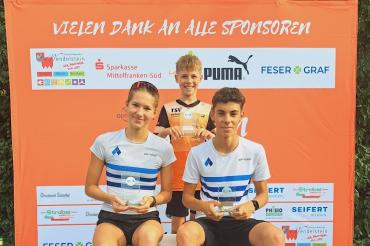 Das Bild zeigt Giulia Göttler, Joel Westphal und Luca Schreitmüller bei der Übergabe der Pokale für die Bayerische Meisterschaft. 