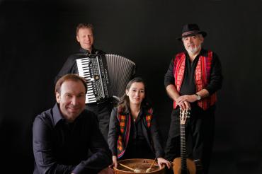 Siembra spielt lateinamerikanische Weihnachtsmusik.