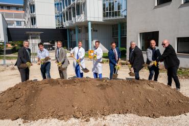 Das Bild zeigt den Spatenstich des Herzkatheter-Messplatz