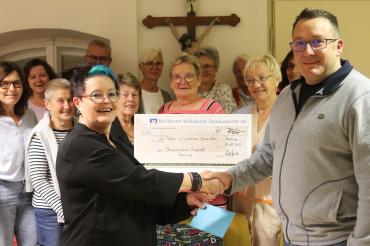 Das Bild zeigt Ingrid Herde und Branko Schäpers mit dem Singtreff.