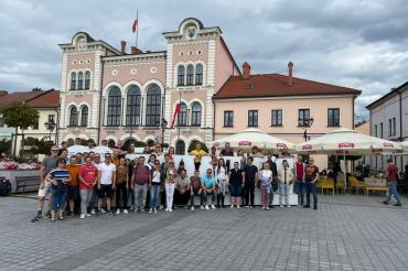 Die Stadtkapelle Nördlingen mit ihrem Leiter Armin Schneider und Stadtkapellmeister Oliver Körner auf dem Marktplatz der Stadt Żywiec.