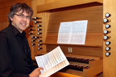 Thomas Greif an der Orgel.