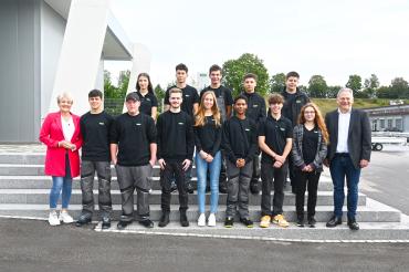 Die zwölf neuen Auszubildenden bei der Unsinn Fahrzeugtechnik GmbH zusammen mit Rosa und Josef Unsinn.