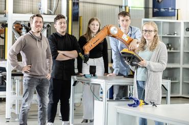 Das Bild zeigt Studierende bei der praktischen Ausbildung.