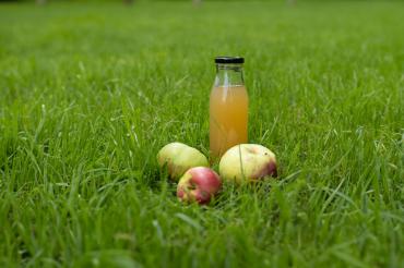 Das Bild zeigt einen Apfelsaft.