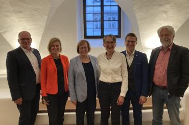 von links: Georg Wiedemann (2. Vorsitzender AWO), Simone Strohmayer (MdL), Gabriele Fograscher (1. Vorsitzende AWO), Manuela Hofmann-Scherrers, Oberbürgermeister David Wittner und Horst Winter (2. Vorsitzender Präsidium AWO Schwaben) 