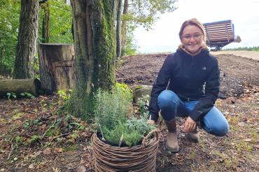 Tanja Rößner zeigt, was man aus Kräutern alles machen kann.