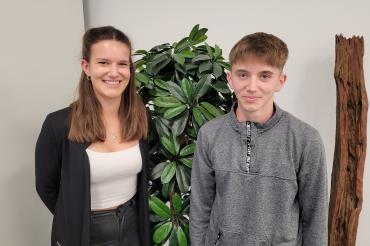 Das Bild zeigt von links: Erste Landkreis-Schülersprecherin Eva Helmle;  Zweiter Landkreis-Schülersprecher Laurentin Suculiuc