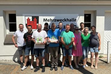 Die Vorstandschaft „Dorfgemeinschaft Auhausen e.V:“ bedankt sich bei Markus Eisen und Herbert Piechatschek für ihr ehrenamtliches Engagement (Im Bild: vorne, Zweiter bzw. Dritter von links).