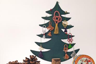 Weihnachtsschmuck aus selbstgeknüpften Posamentenbesätzen