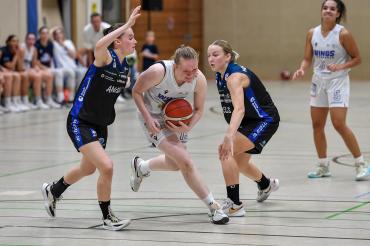 Die Spielerinnen des Tages aus Nördlinger Sicht, Nicole Brochlitz (links) und Enija Viksne (zweite von rechts, beide dunkles Trikot) können Greta Kröger vom Aufsteiger aus Leverkusen in dessen Halle nur knapp nicht besiegen.