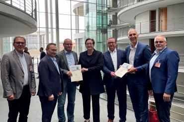 Das Bild zeigt (von links nach rechts) den Stv. Bürgermeister Niebler (Mertingen), MdB Lange, 1.Bürgermeister Paninka (Asbach-Bäumenheim), Bundesministerin Geywitz (Wohnen, Stadtentwicklung und Bauwesen), MdB Schmidt (SPD, Mitglied im Haushaltsausschuss), MdB Schmid und 1.Bürgermeister Moll (Oberrndorf).