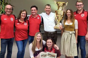 Das Siegerteam der Stockfreunde, Tim Beucher (3. von rechts), Bianca Beucher (vorne links) und Tanja Kampfinger (2. von rechts) sowie beste Schützin, Melanie Neubauer (vorne rechts), eingerahmt von stolzen Mitgliedern der Stockfreunde. Auf dem Bild fehlen Sam Beucher und Marie Kampfinger.