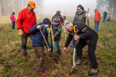 Das Bild zeigt die Baumpflanzaktion 2021.