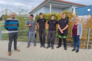 Das Bild zeigt die teilnehmenden „Schichtwechsler“ am Standort Asbach-Bäumenheim sowie Standortleiter Sebastian Laurer (links) und Sozialdienstmitarbeiterin Eva-Maria Wegele (rechts)