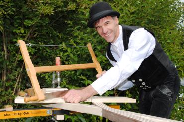 Klaus Deckenbach in Kluft beim Sägen.