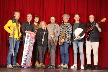 Das "Der kleine Horrorladen"-LIVE-Orchester mit (v.l.) Ralf Irmler, Marcus Prügel, André Schneider, Cathy Smith, Karsten Sell, Harald Hänsel, Tom Höpfner und Arndt Pischke - zudem mit dabei: Raffael Müller, Christian Möwes und Rainer Hauf 