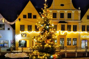 Das Bild zeigt einen Weihnachtsbaum in Donauwörth.