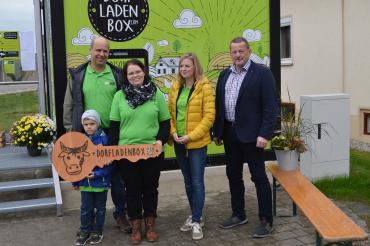 Unser Bild zeigt von links: Andreas und Dania Lemmermeyer (Betreiber) mit Sohn Theo, Jana Bumann-Rid (Betreiber-Betreuerin) und Klaus Schmidt (Bürgermeister)